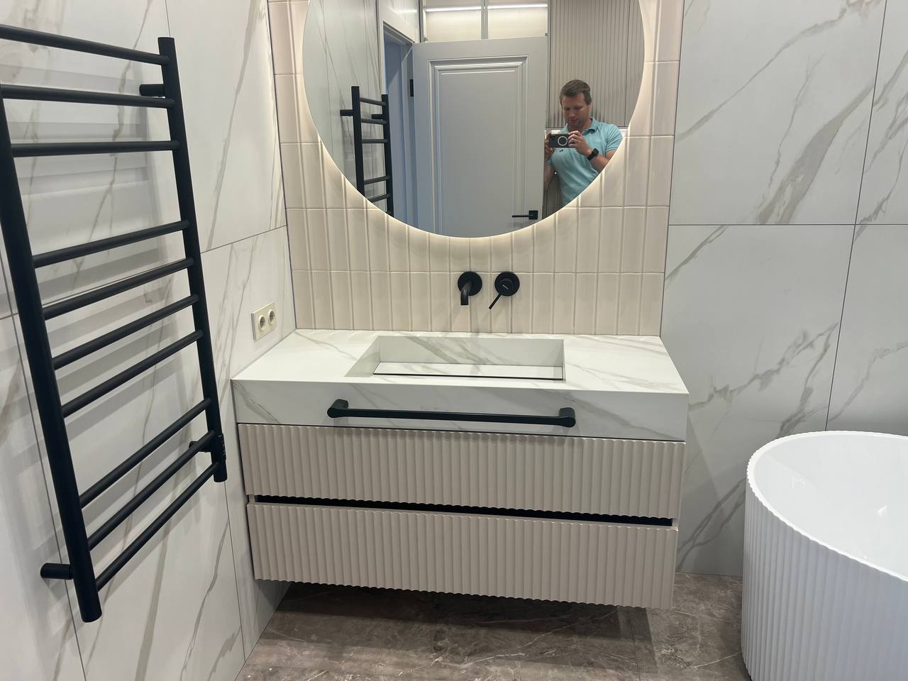 Тумба под ТВ Белая рифлёная + Мраморная столешница